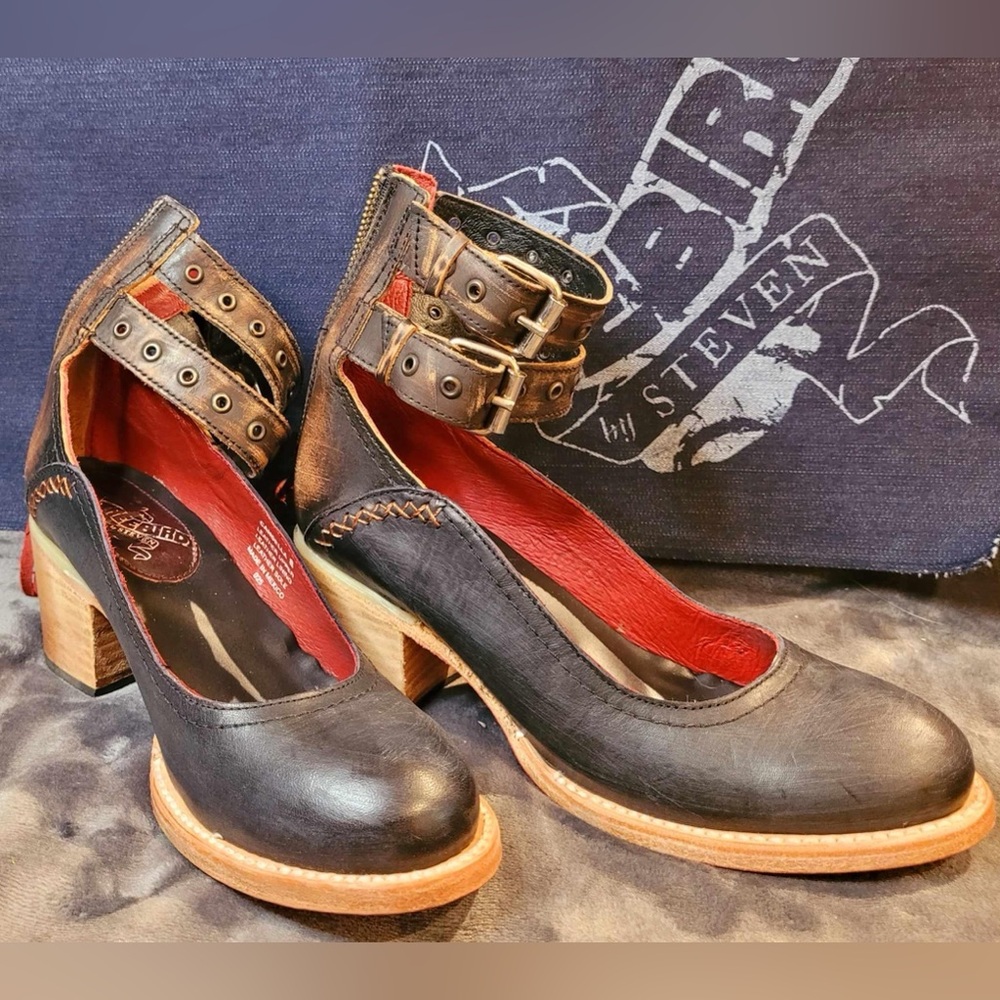 Freebird by Steven Candella size 8 navy multi
